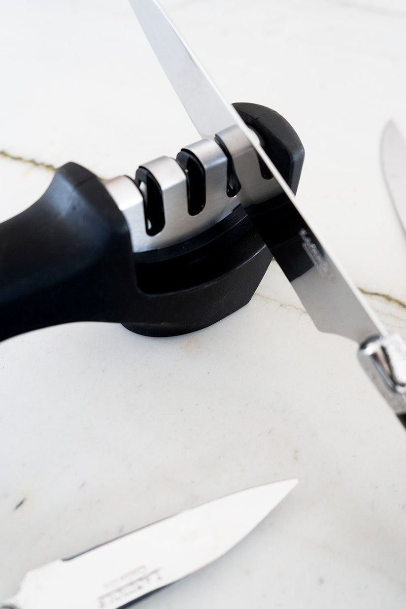 Accesorios para cuchillos de cocina 2 en 1: afilador de cuchillos de 3  etapas que ayuda a reparar, restaurar y pulir cuchillas y guantes  resistentes a cortes Xemadio 2033666
