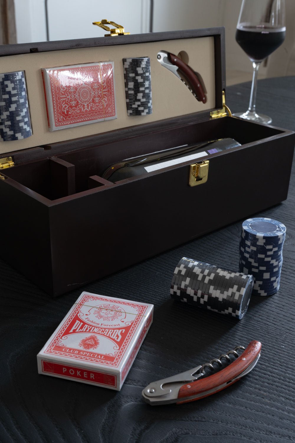 Set De Vino Con Juego De Póker Y Abridor - Cristina Oria