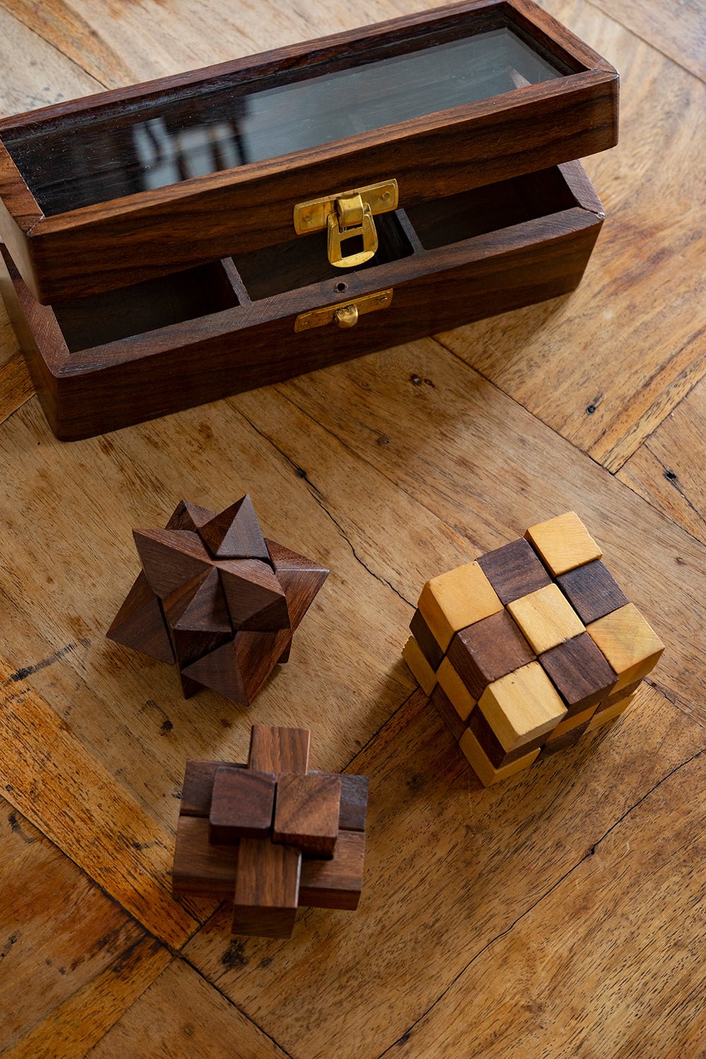 Tres Juegos De Ingenio En Caja De Madera - Cristina Oria