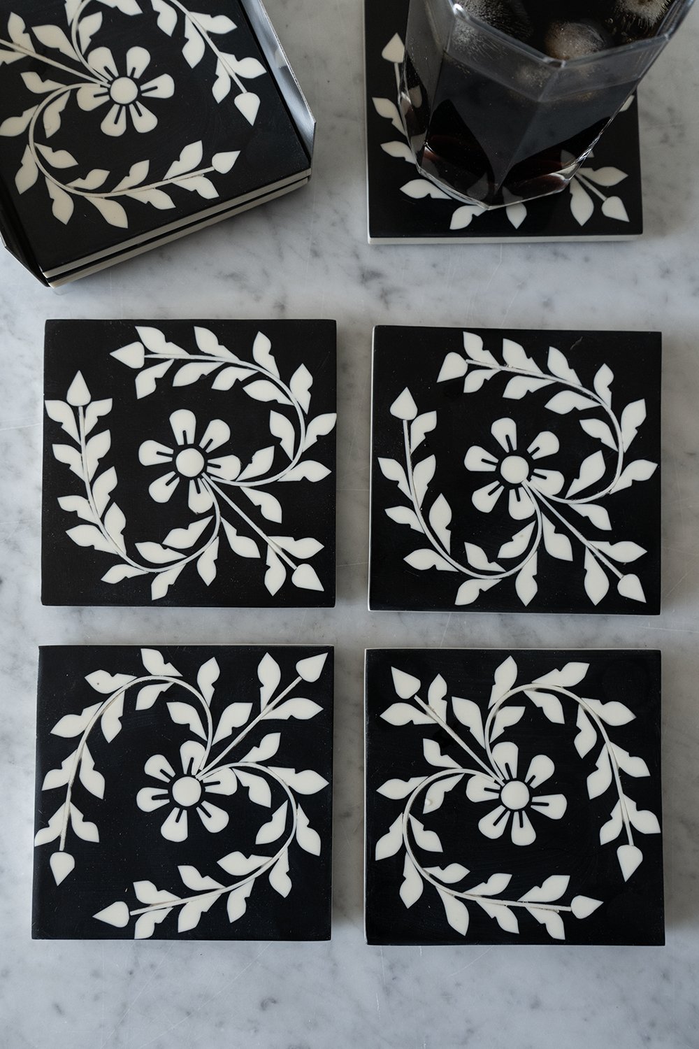 Set 4 Posavasos Con Diseño De Flores Blancas Sobre Fondo Negro - Cristina Oria
