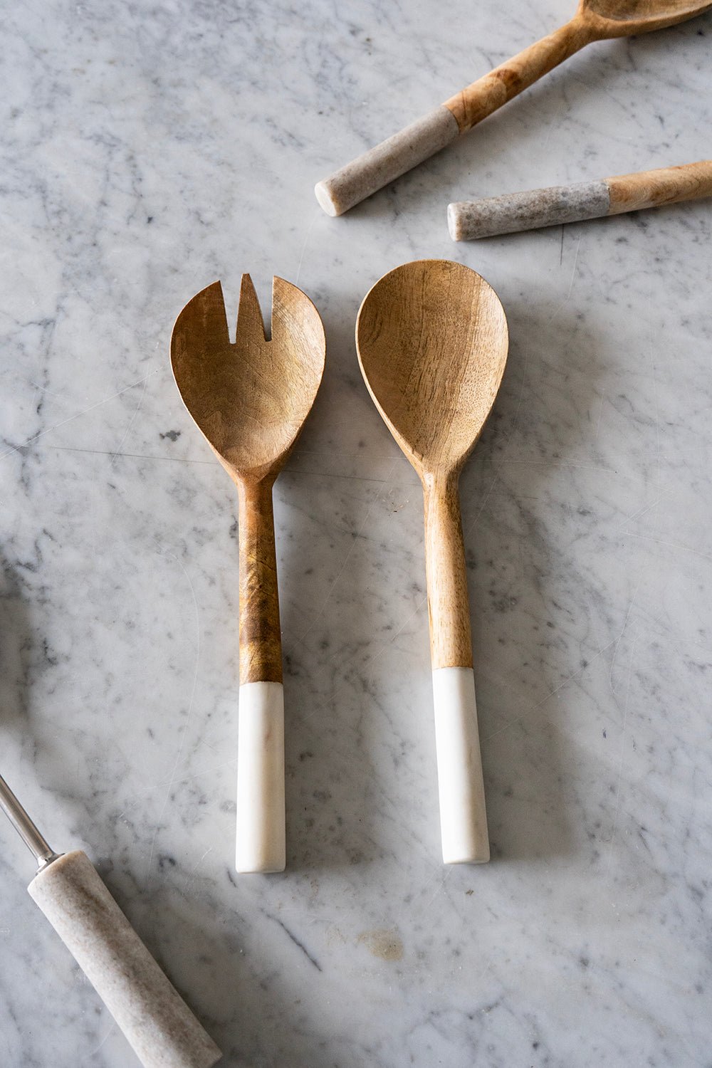 Cubiertos De Servir De Madera Con Mangos De Mármol En Color Blanco - Cristina Oria