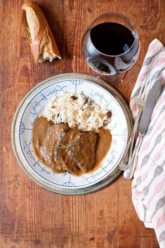 Carrillada al vino, un plato de textura suave y sabor profundo.