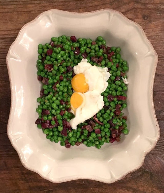 Guisantes con jamón y huevo