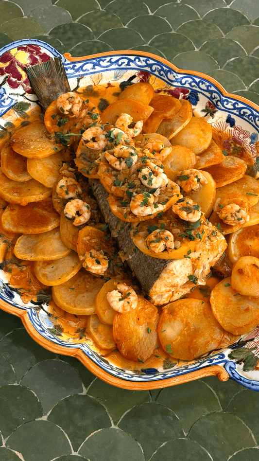 COLA DE MERLUZA CON PATATAS Y GAMBAS