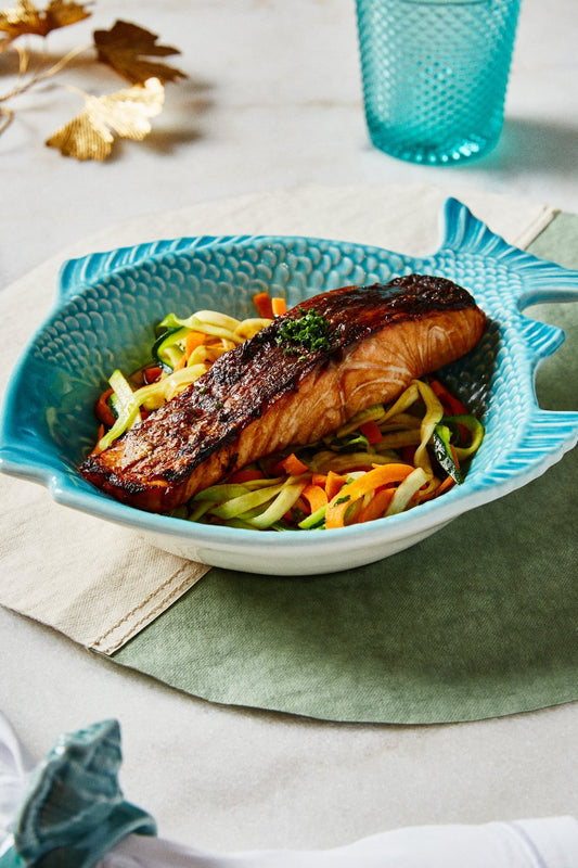 Plato de salmón al horno con verduras o patatas, una receta rápida y saludable.