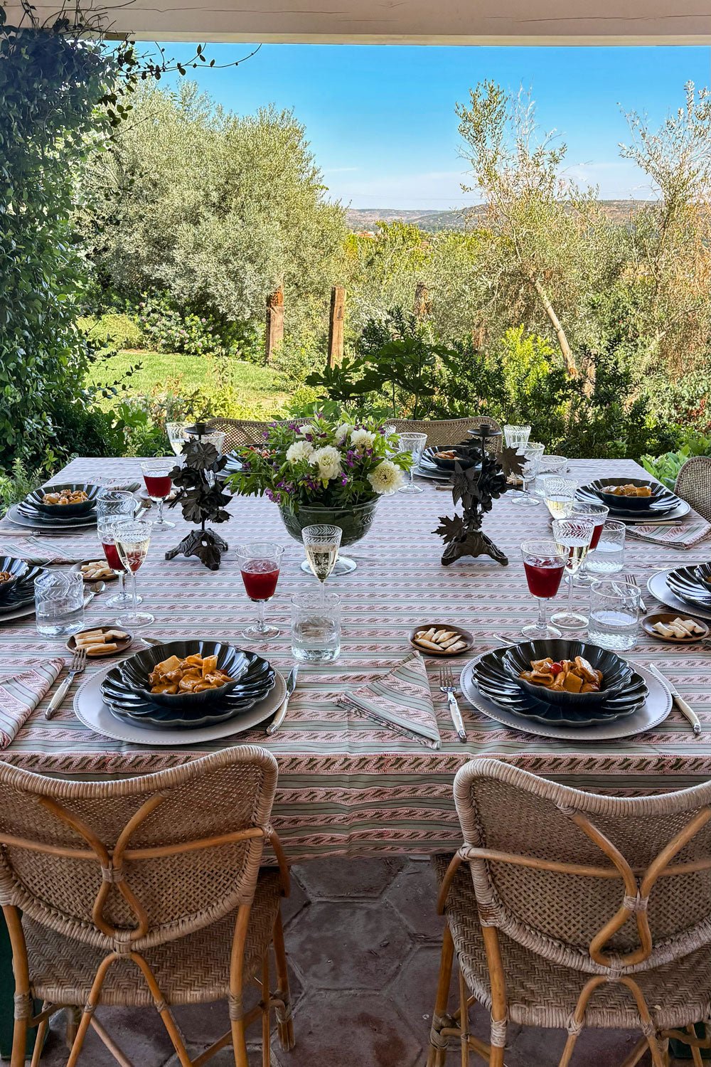 Mesa De Septiembre Entre Flores
