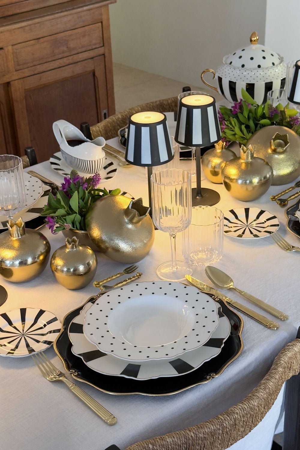 Mesa Blanca Y Negra Con Detalles Dorados