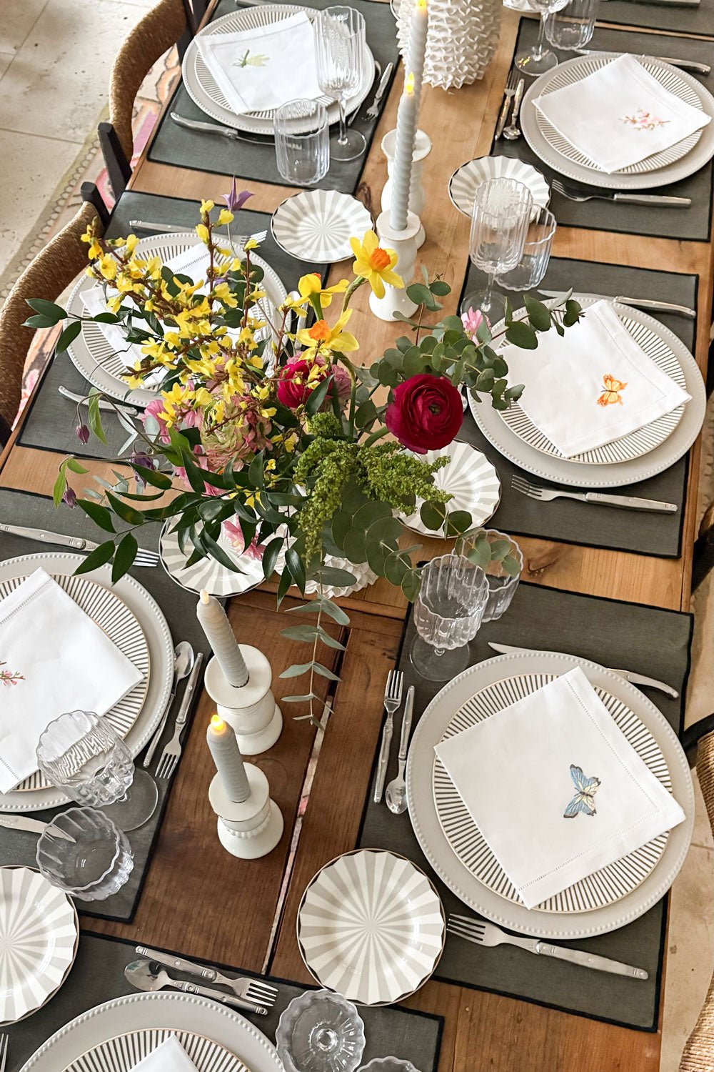 Mesa En Tonos Grisáceos