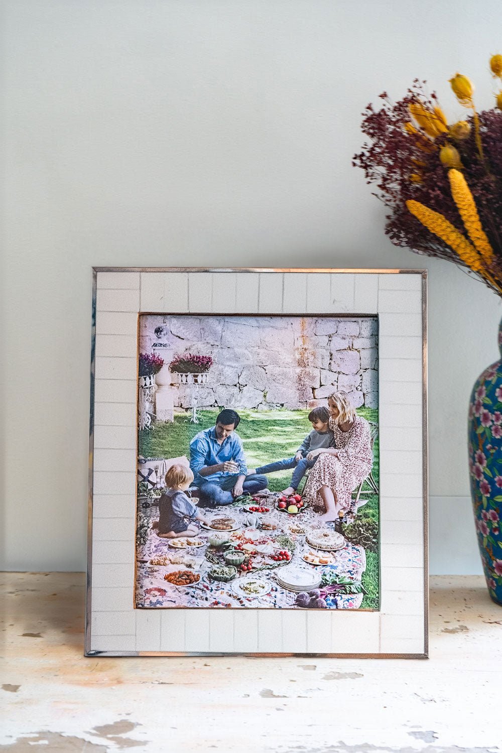 Moldura De Fotos Em Resina Branca Com Borda Metálica