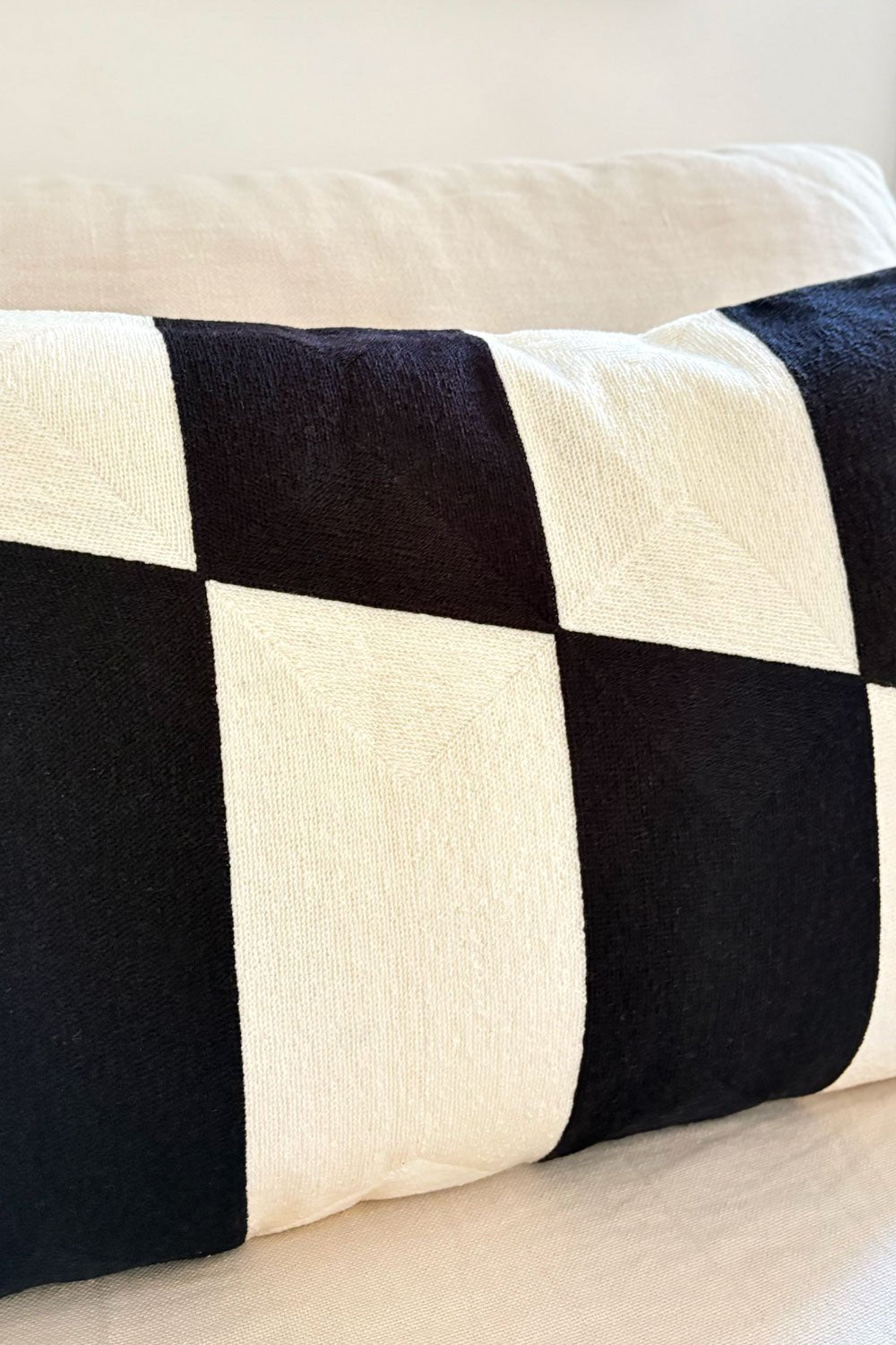 Detalle Cojín Blanco Y Negro De Algodón Rectangular Cristina Oria 