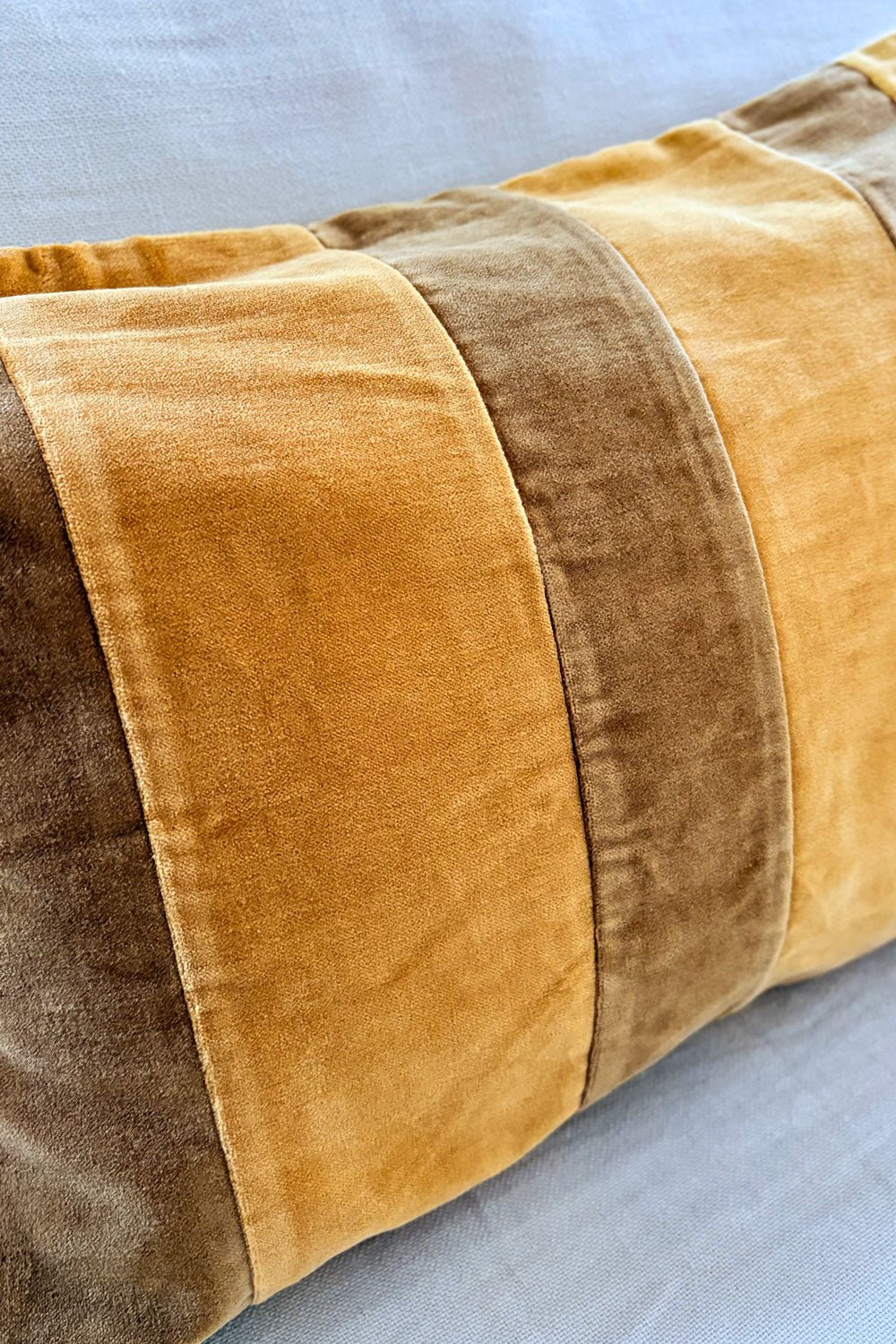 Detalle Cojín Marrón De Terciopelo Y Algodón Rectangular Cristina Oria 