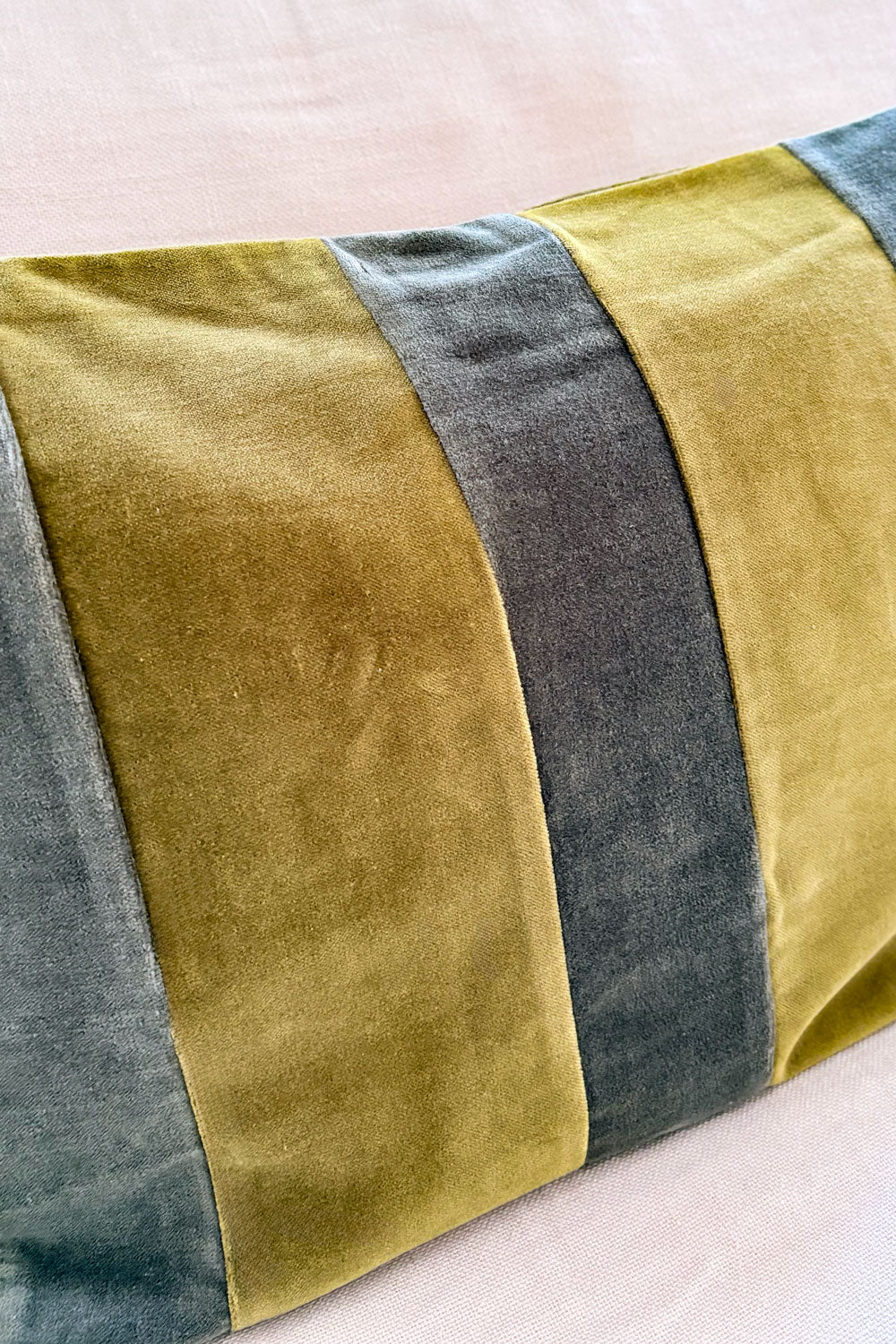 Detalle Cojín Verde De Terciopelo Y Algodón Rectangular Cristina Oria 