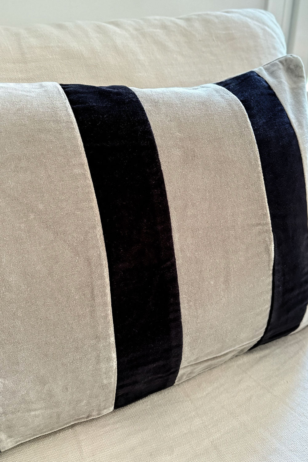 Detalle Cojín Negro Y Gris De Terciopelo Rectangular Cristina Oria 