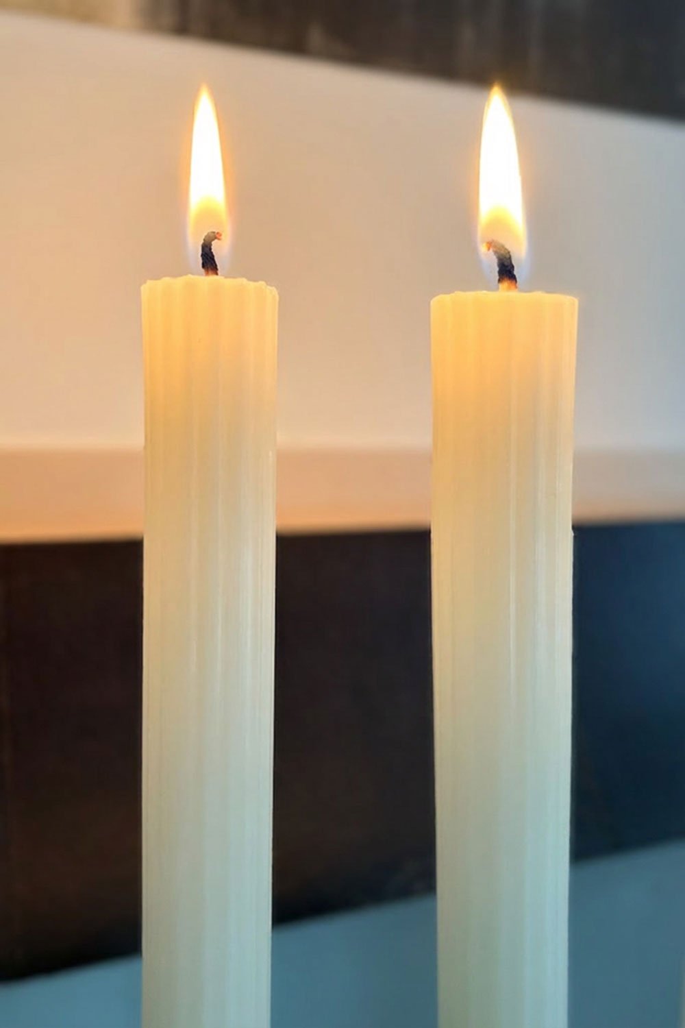 Detalle Velas Con Diseño De Rayas Finas En Relieve Blancas Cristina Oria 