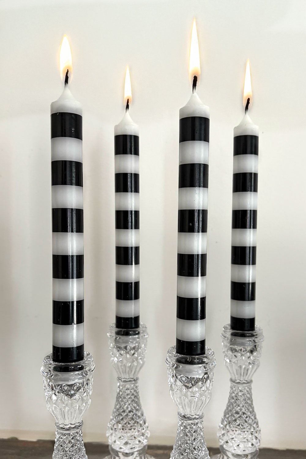 Set 4 Velas Blancas Y Negras Cristina Oria 