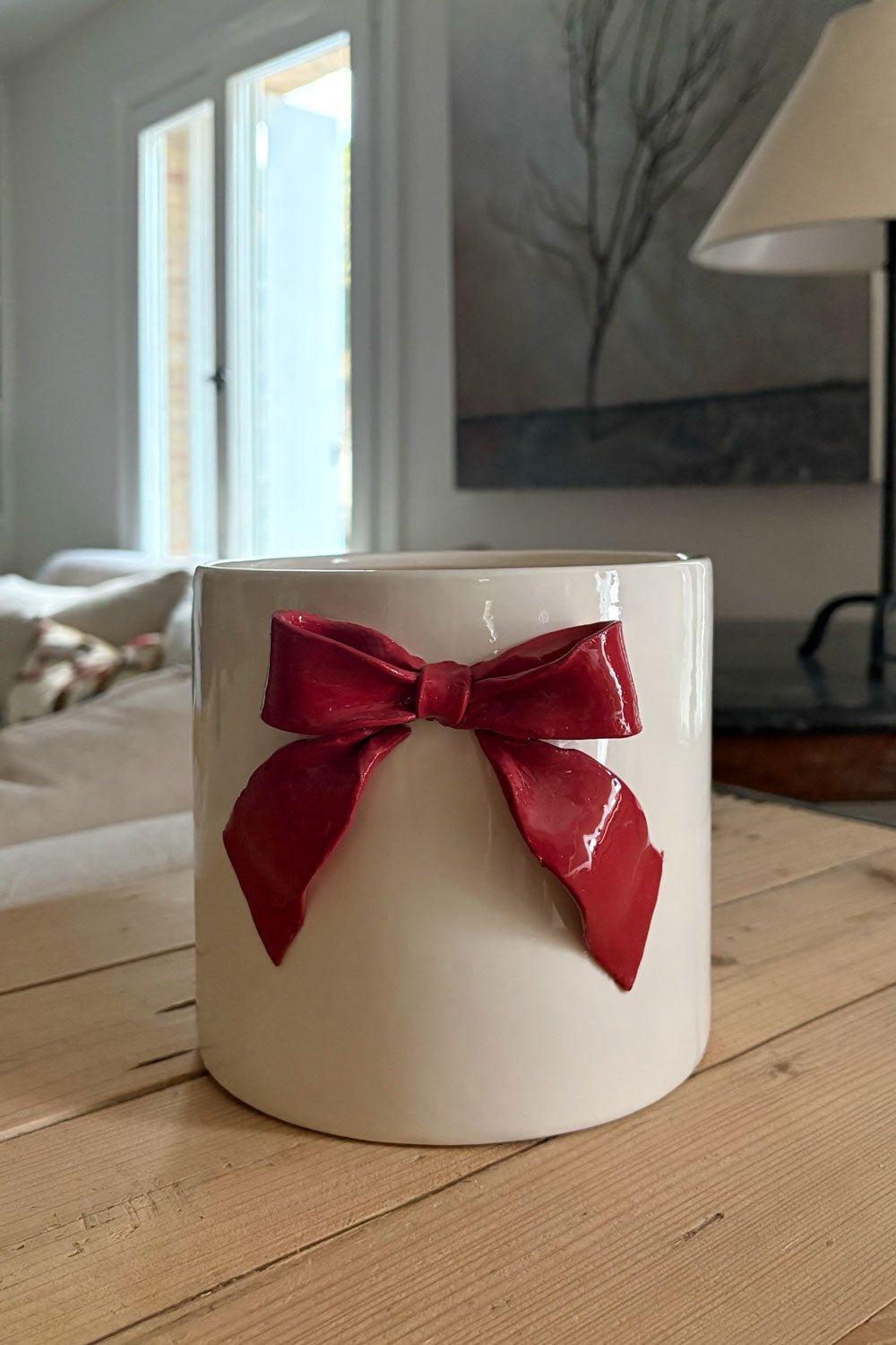 Detalle Jarrón De Porcelana Blanco Con Lazo Rojo Cristina Oria 