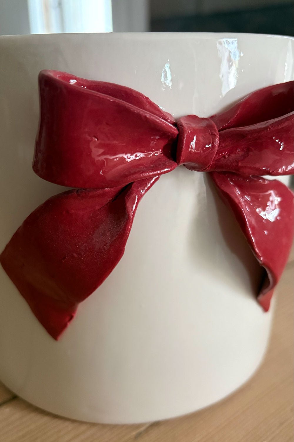 Detalle Textura Jarrón De Porcelana Blanco Con Lazo Rojo Cristina Oria 