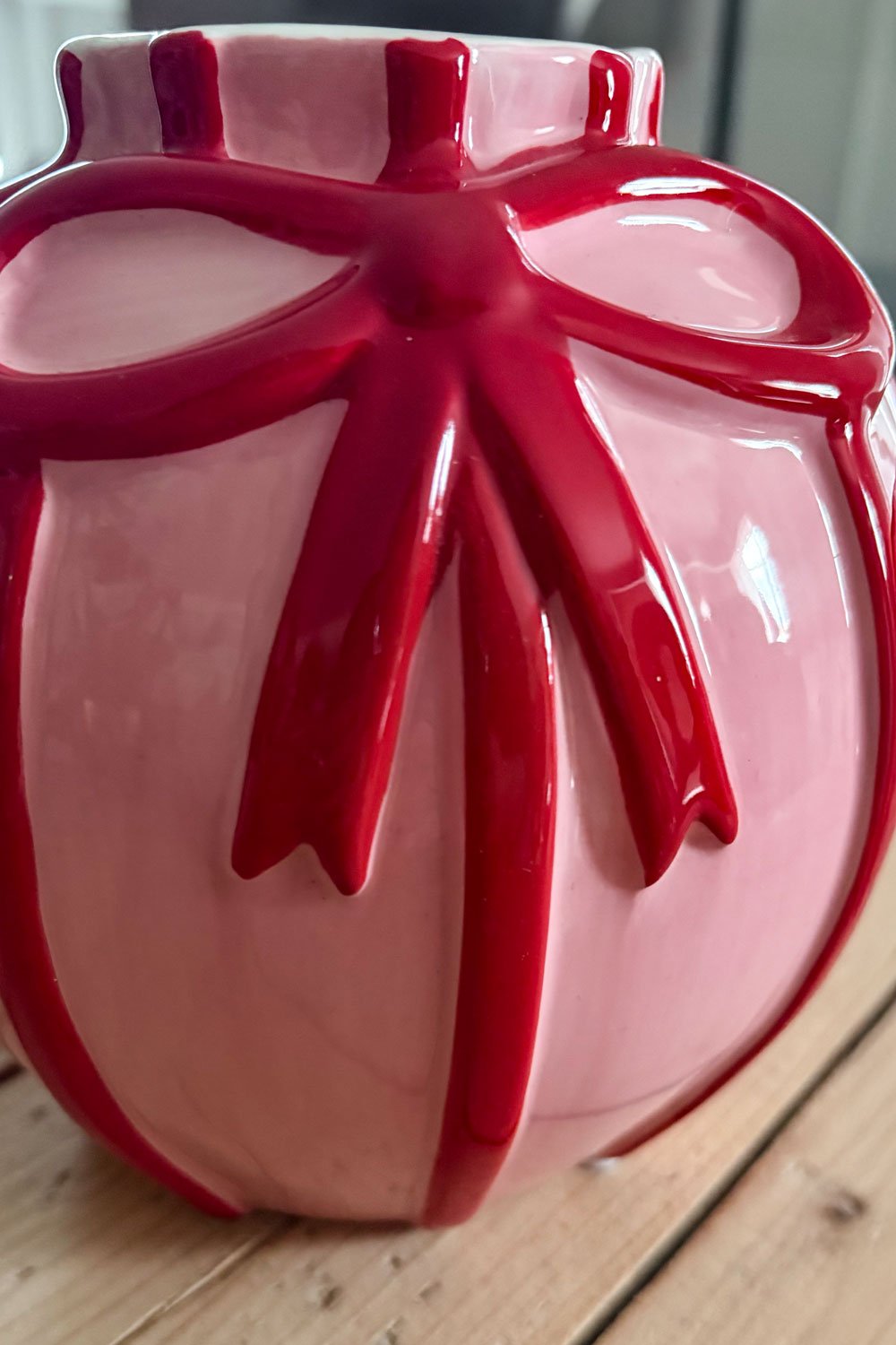 Detalle Textura Jarrón De Porcelana Rosa Con Lazo Rojo Cristina Oria 