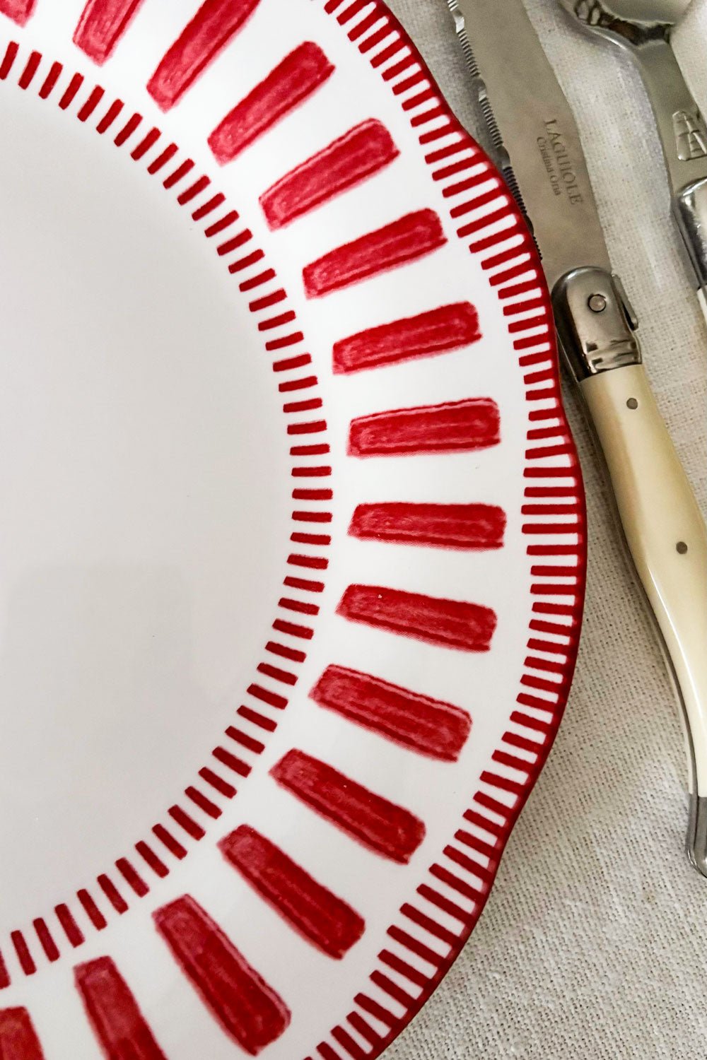 Detalle Plato Llano Con Diseño Rojo Y Blanco Cristina Oria