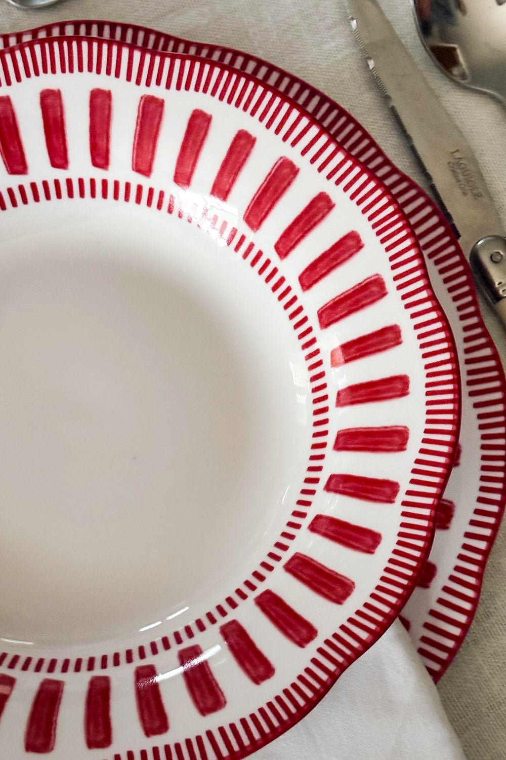 Detalle Borde Plato Hondo Con Diseño Rojo Y Blanco Cristina Oria