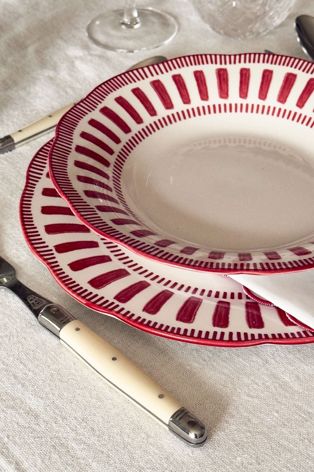 Detalle Mesa Plato Hondo Con Diseño Rojo Y Blanco Cristina Oria