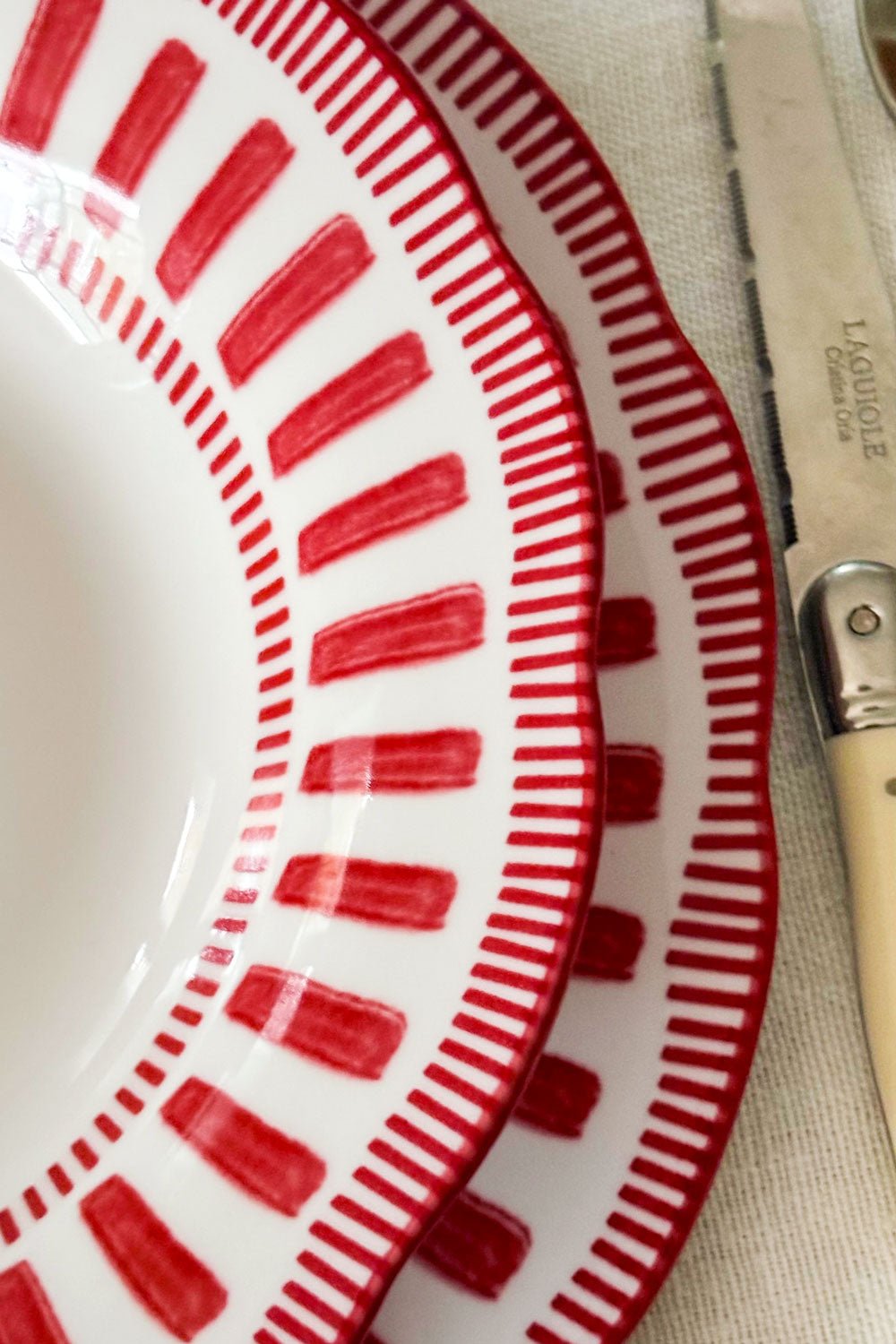 Detalle Plato Hondo Con Diseño Rojo Y Blanco Cristina Oria