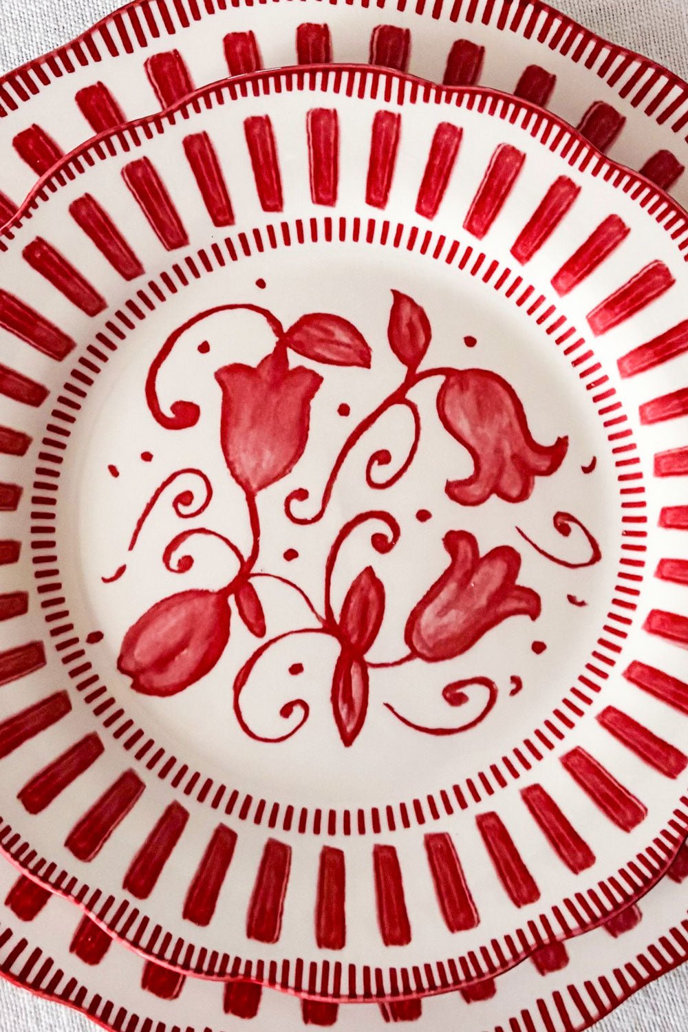 Detalle Plato De Postre Con Diseño Rojo Y Blanco Cristina Oria 