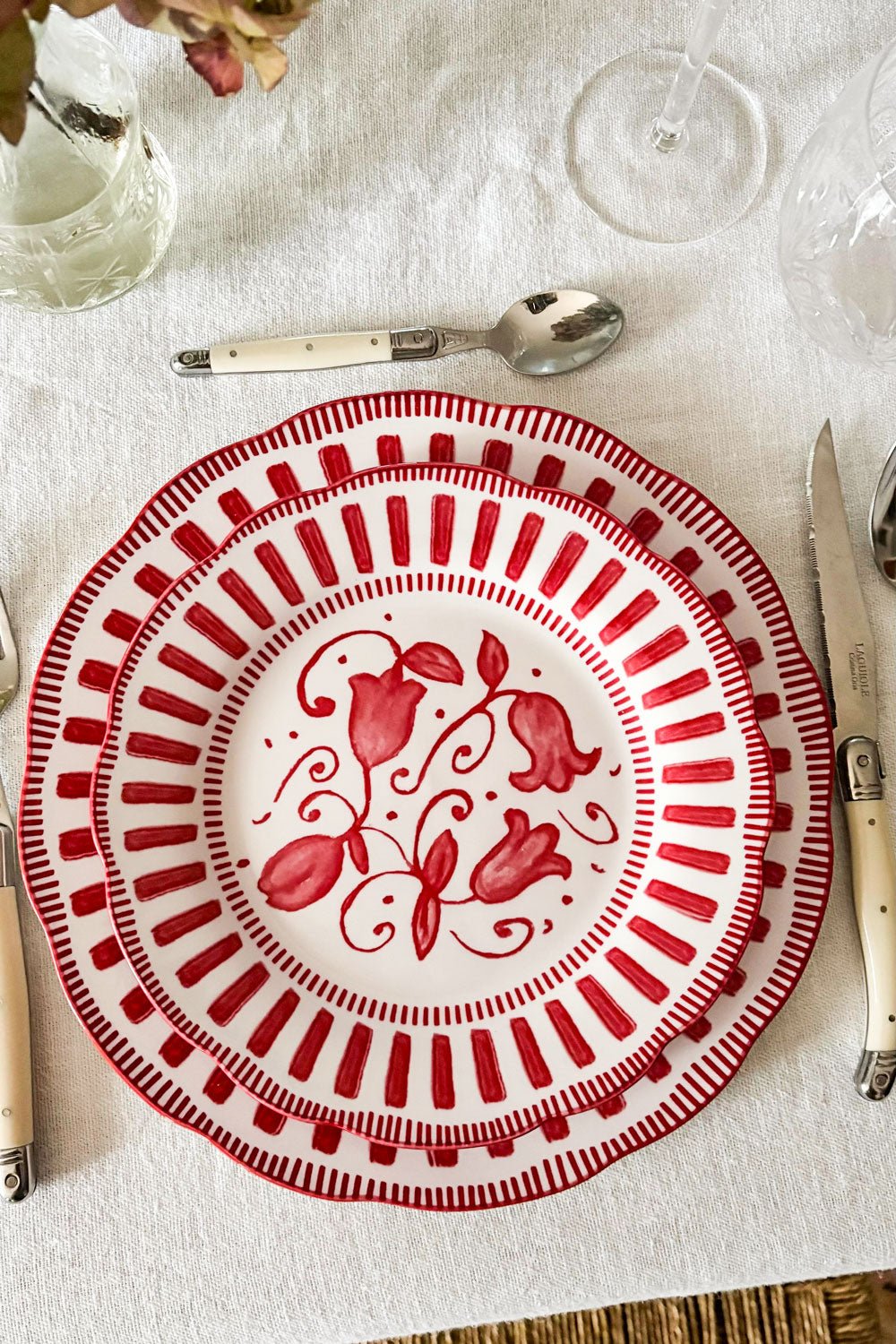 Plato De Postre Con Diseño Rojo Y Blanco Cristina Oria 