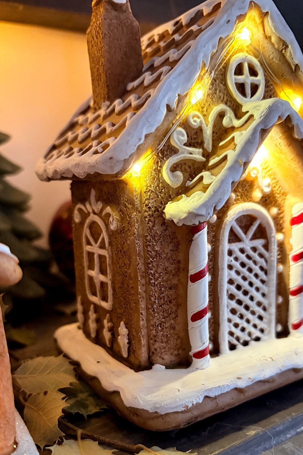 Detalle Casa Jengibre De Resina Con Luz LED Mediana Cristina Oria
