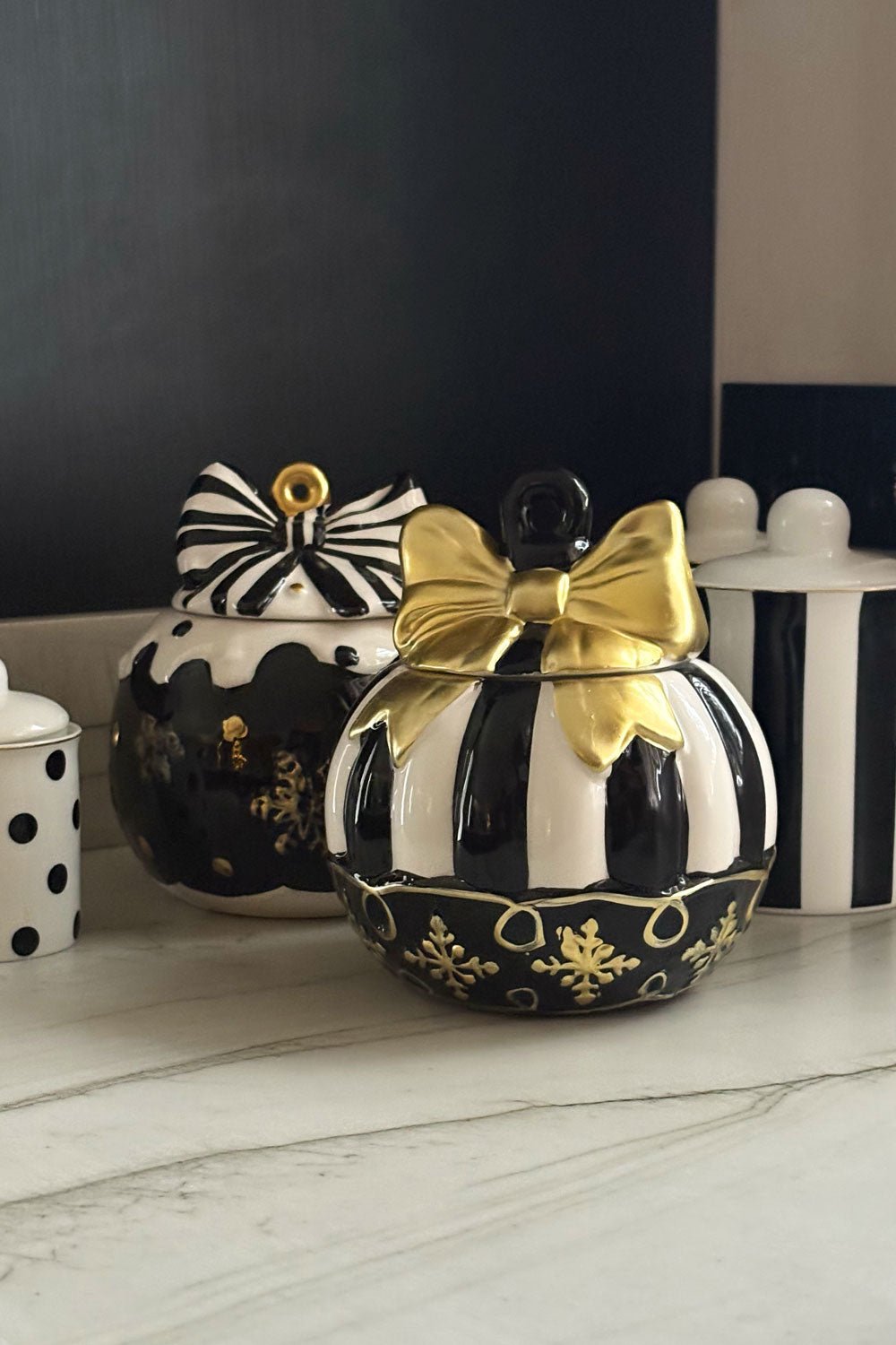 Detalle Composición Tarro Con Tapa Adorno Navidad Negro Y Detalles Dorados Cristina Oria 