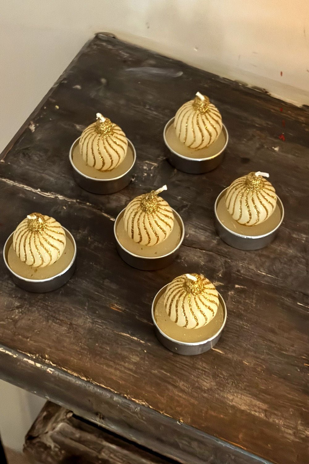 Detalle Set 6 Velas Con Diseño De Adorno De Navidad Dorado Cristina Oria 