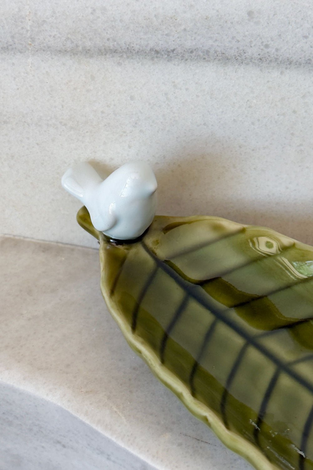 Detalle Pájaro Bandeja Decorativa Verde Flor Con Pájaro Blanco Cristina Oria