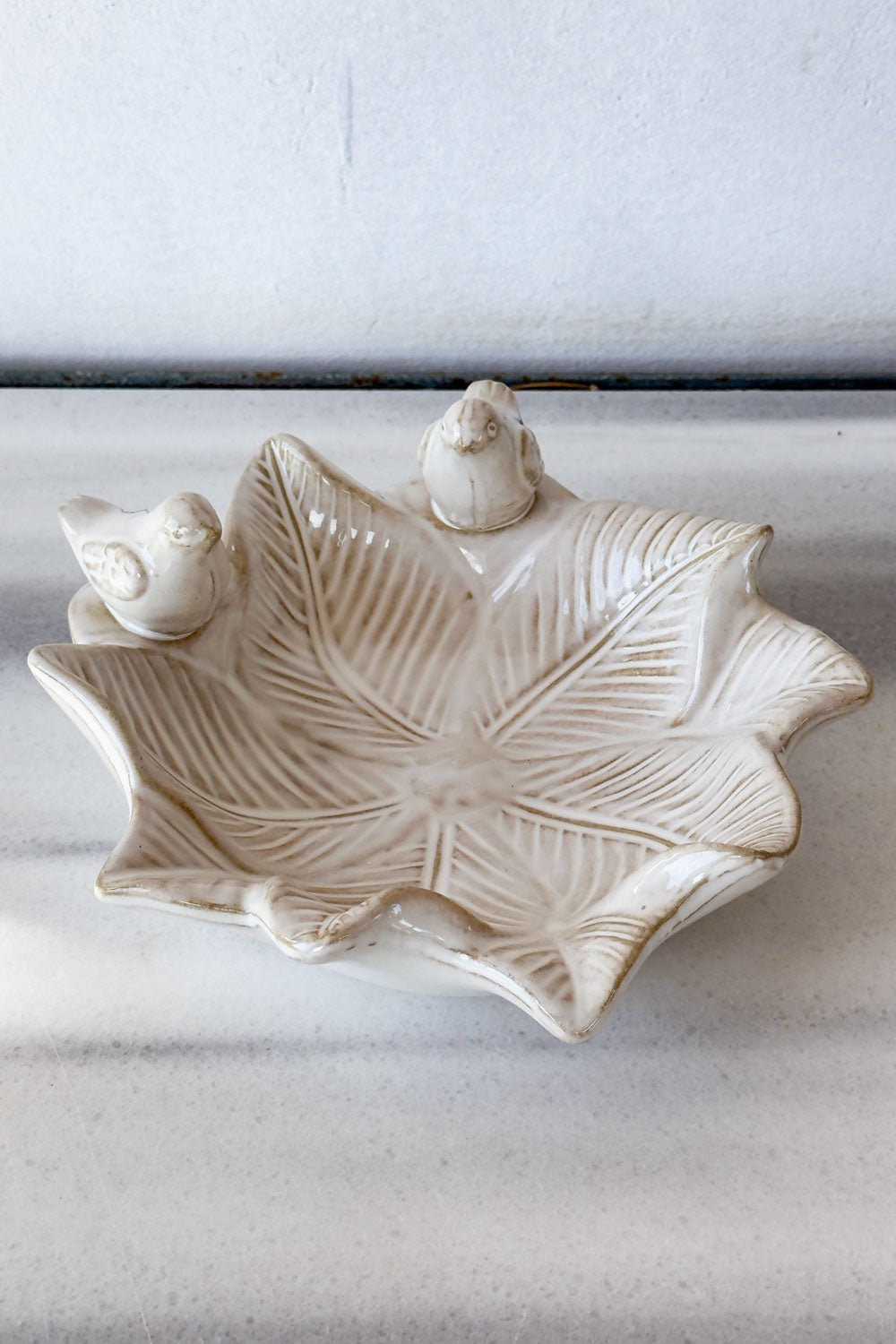 Cuenco Decorativo Blanco Flor Irregular Con Varios Pájaros Cristina Oria