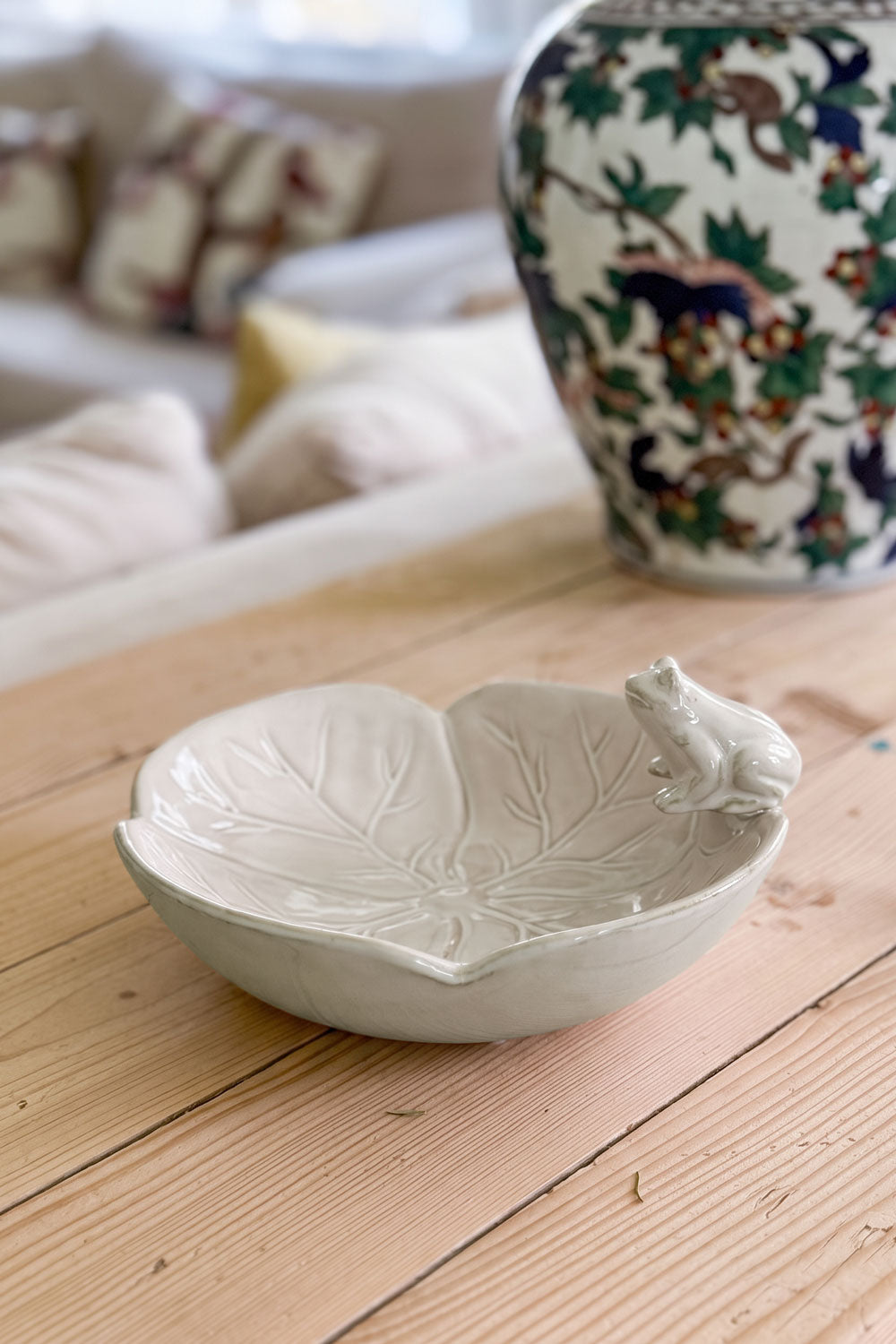 Detalles Centro De Mesa De Porcelana Diseño Nenúfar & Rana Cristina Oria
