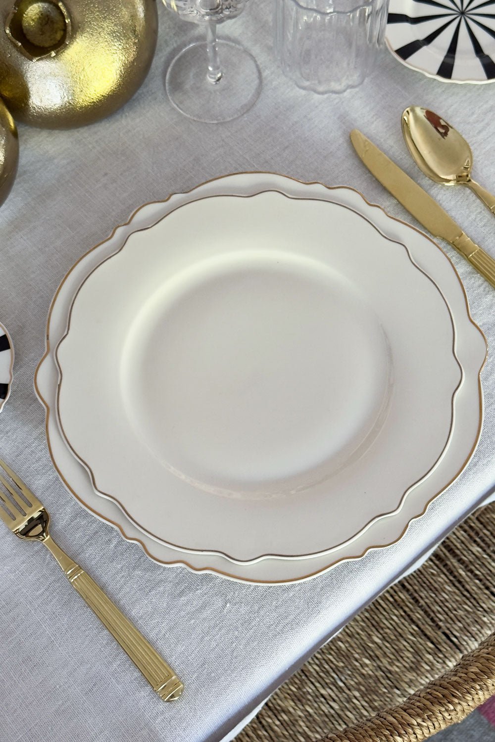 Detalle Plato Llano Blanco Con Filo Dorado Cristina Oria 