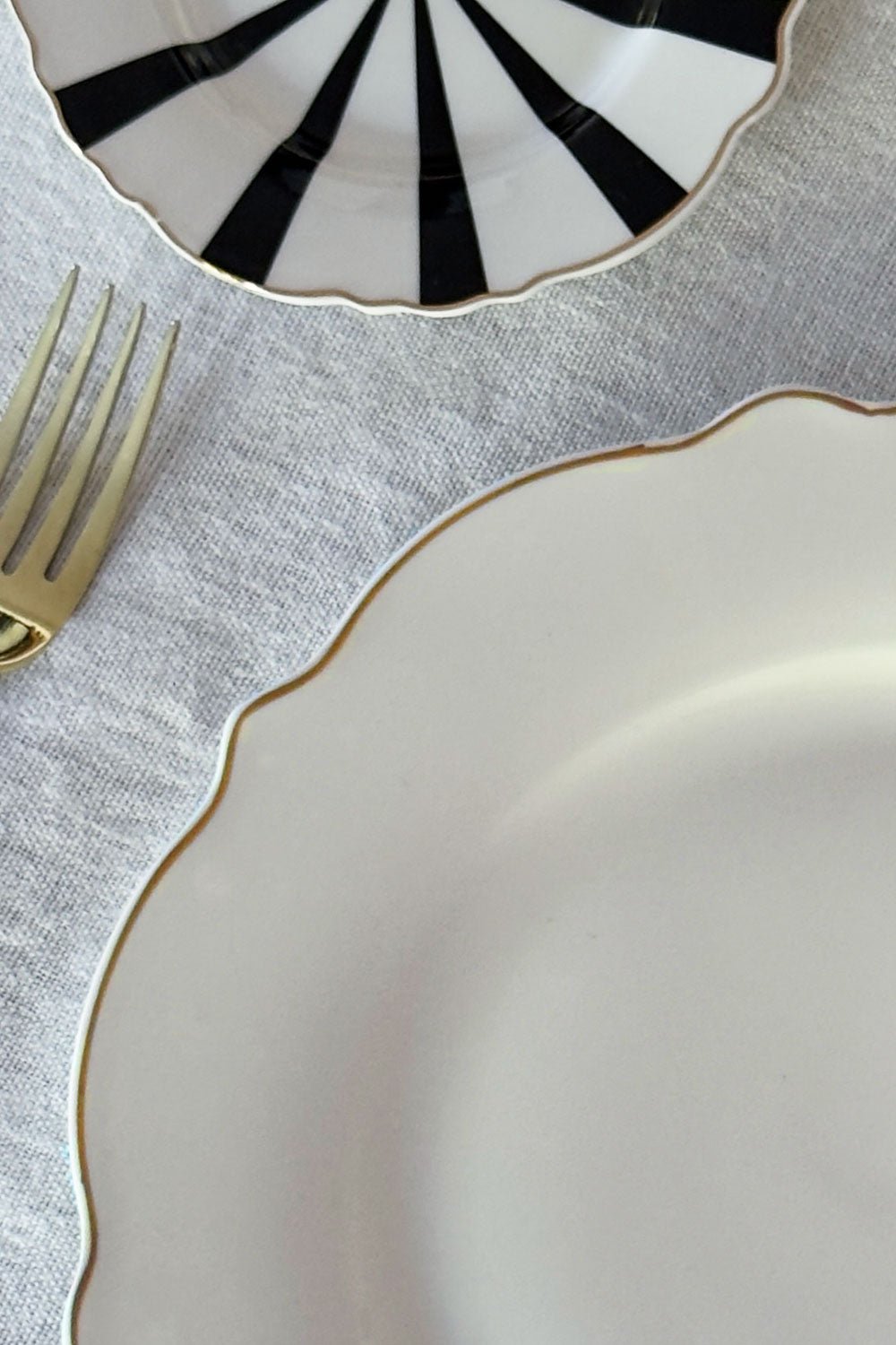 Detalle Borde Plato Llano Blanco Con Filo Dorado Cristina Oria 