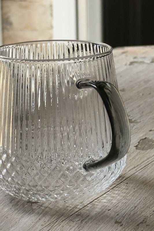 Detalle Vaso De Cristal Con Detalles Tallados Y Asa De Color Negra Cristina Oria 