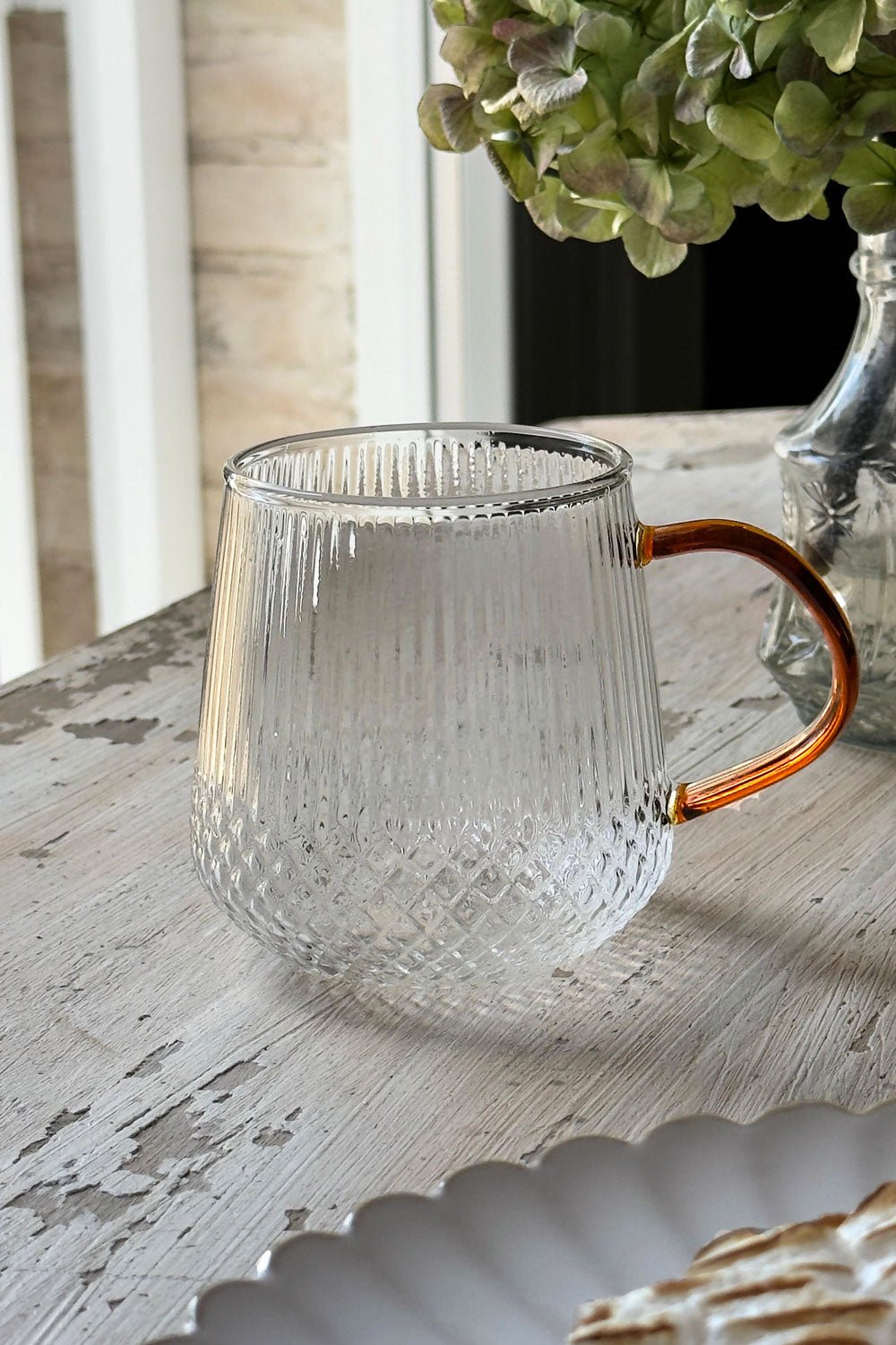 Vaso De Cristal Con Detalles Tallados Y Asa De Color Amarilla Cristina Oria 