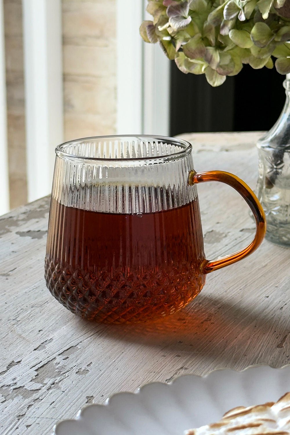 Detalle Vaso Lleno De Cristal Con Detalles Tallados Y Asa De Color Amarilla Cristina Oria 
