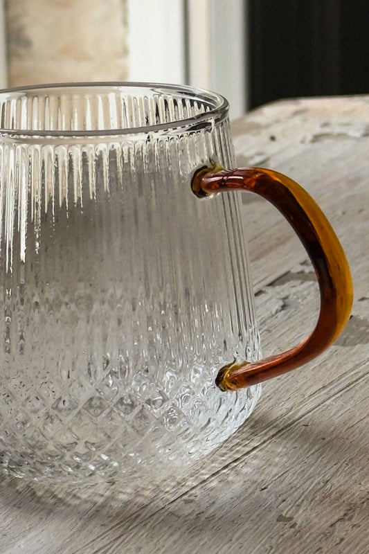 Detalle Vaso De Cristal Con Detalles Tallados Y Asa De Color Amarilla Cristina Oria 