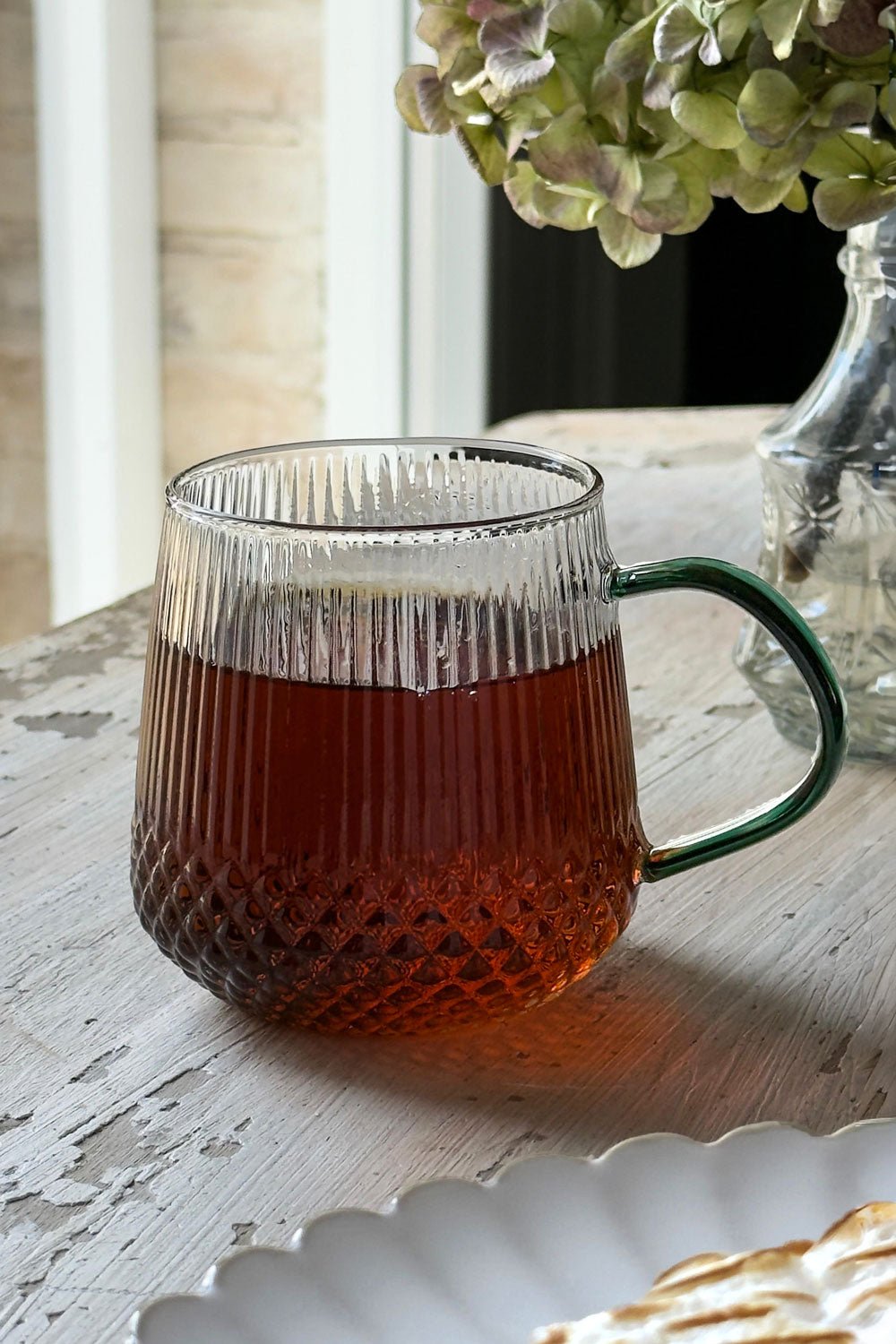 Detalle Vaso Lleno De Cristal Con Detalles Tallados Y Asa De Color Verde Cristina Oria 