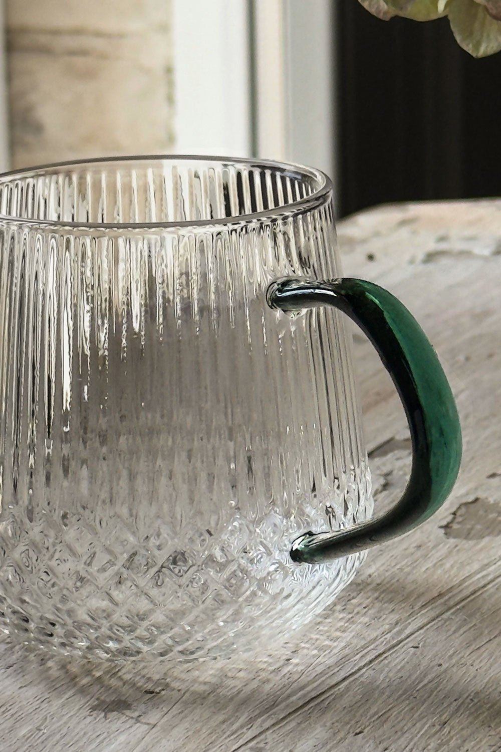 Detalle Vaso De Cristal Con Detalles Tallados Y Asa De Color Verde Cristina Oria 