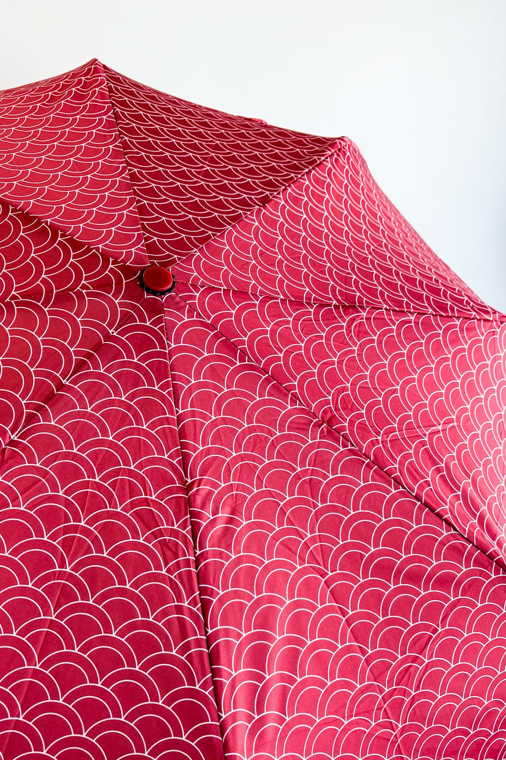 Detalle Diseño Paraguas Plegable Con Diseño De Pez Koi Rojo Cristina Oria 