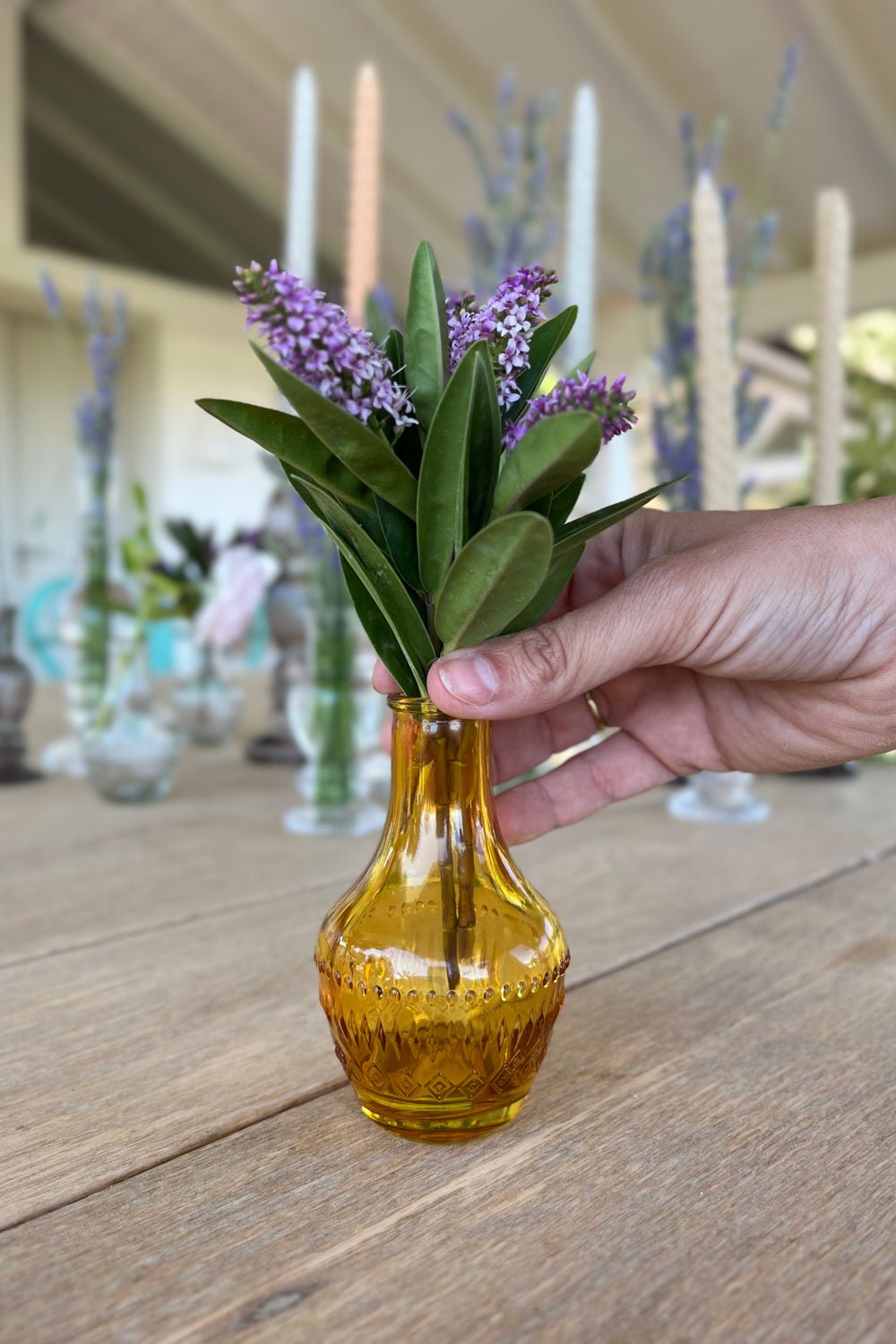 Florero De Cristal Con Diseño Milán Ocre con Flores