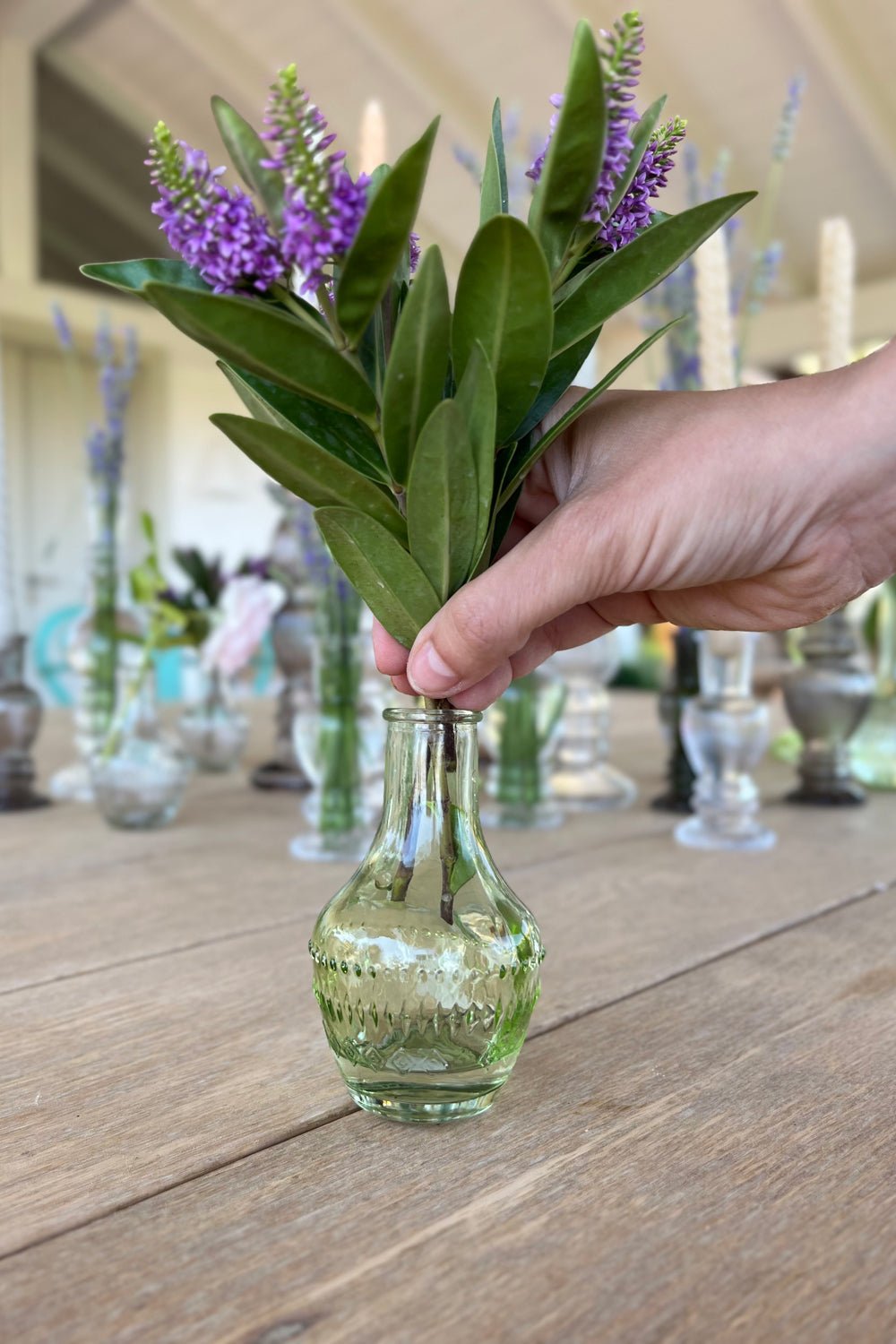 Florero De Cristal Con Diseño Milán Verde Claro con FloresFlorero De Cristal Con Diseño Milán Verde Claro con Flores