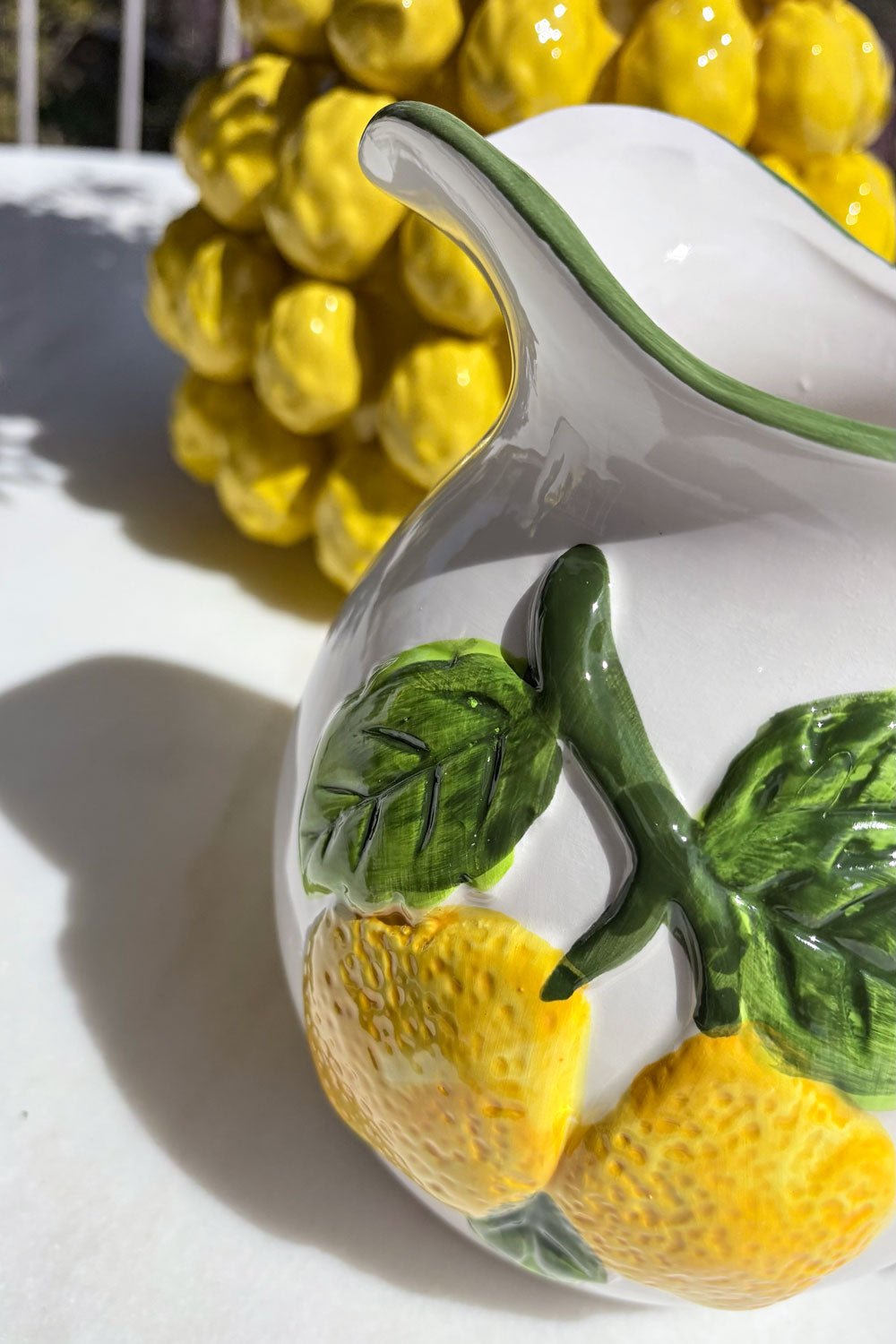 Detalles Jarra De Cerámica Diseño Limones Con Asa Verde Cristina Oria