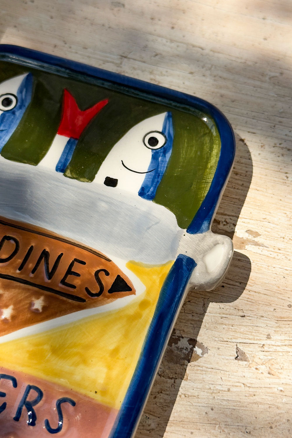 Borde Recipiente Con Tapa Diseño Lata De Sardinas Cristina Oria