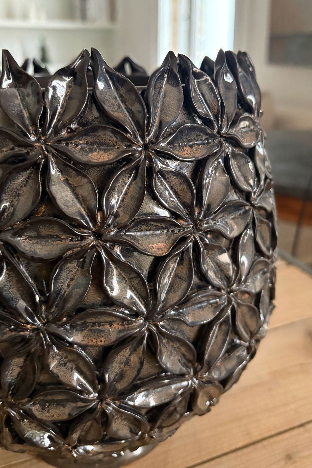 Detalle Textura Macetero De Cerámica Marrón Con Diseño De Flores En Relieve Cristina Oria 