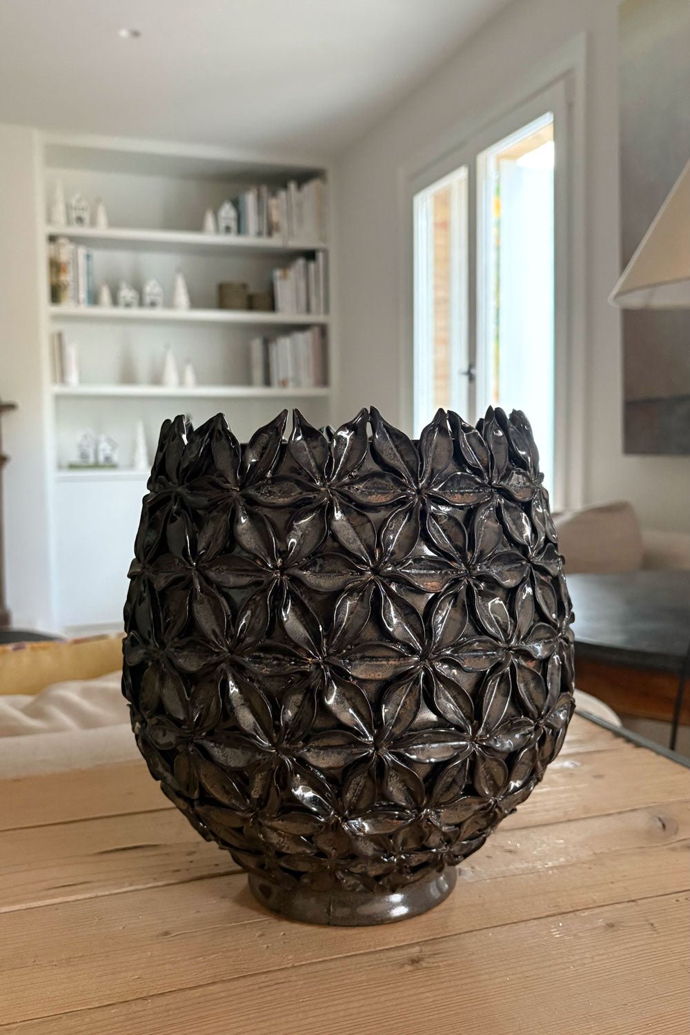 Detalle Macetero De Cerámica Marrón Con Diseño De Flores En Relieve Cristina Oria 