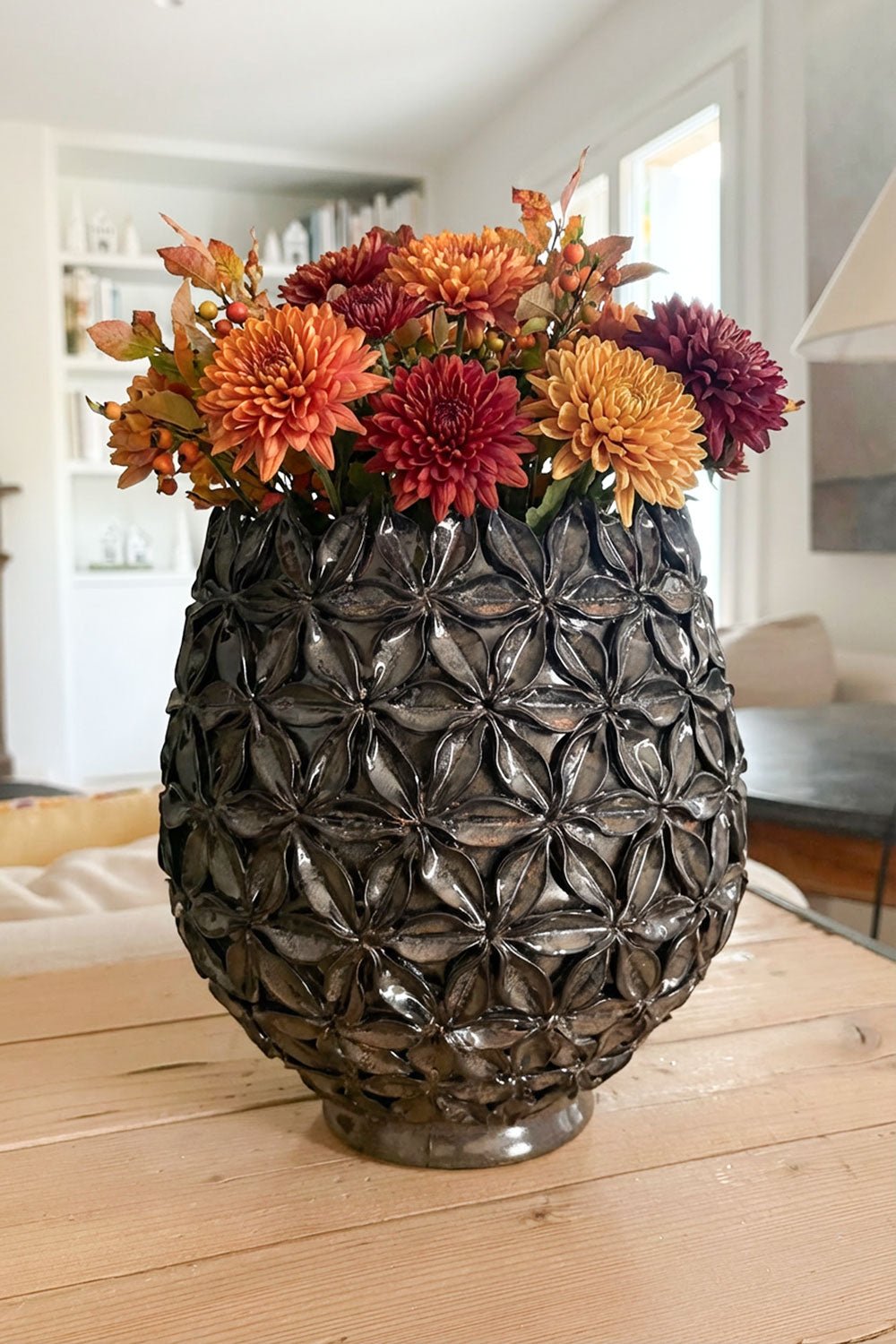 Macetero De Cerámica Marrón Con Diseño De Flores En Relieve Cristina Oria 